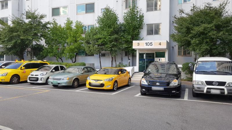 단지 내에 위치한 지상 주차장입니다