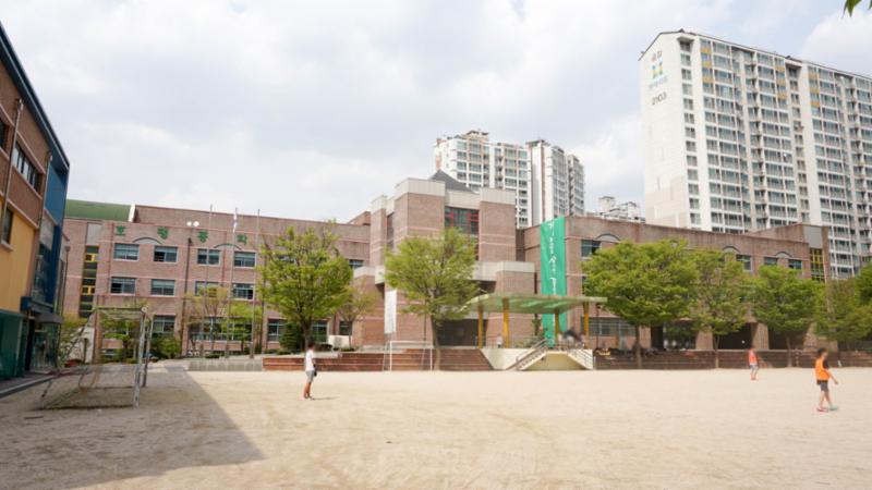 단지 인근에 위치해 있는 중학교입니다