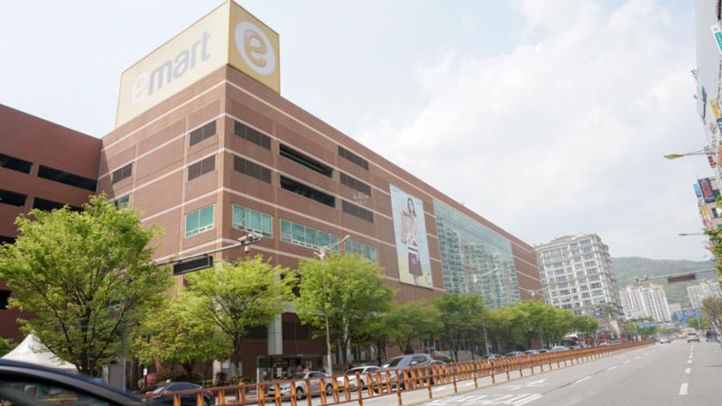 주차장이 따로 마련되어 있어 대량으로 다양한 생필품 구매가 편리하며, 영업시간이 길어 부담 없이 이용할 수 있습니다