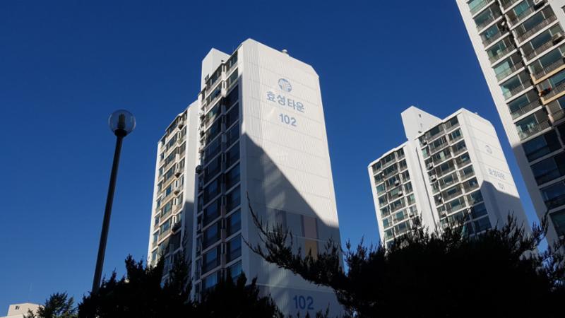효성타운 아파트의 깔끔하고 세련된 전경 사진이에요