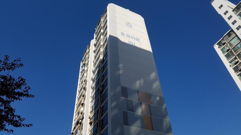 심플한 외관 디자인으로 품격있고 고급스러움이 느껴지는 단지 모습입니다