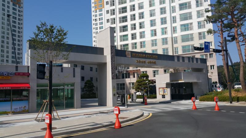 경비초소와 차량 출입차단기가 설치되어 있는 신원마을1단지우남퍼스트빌 정문이에요