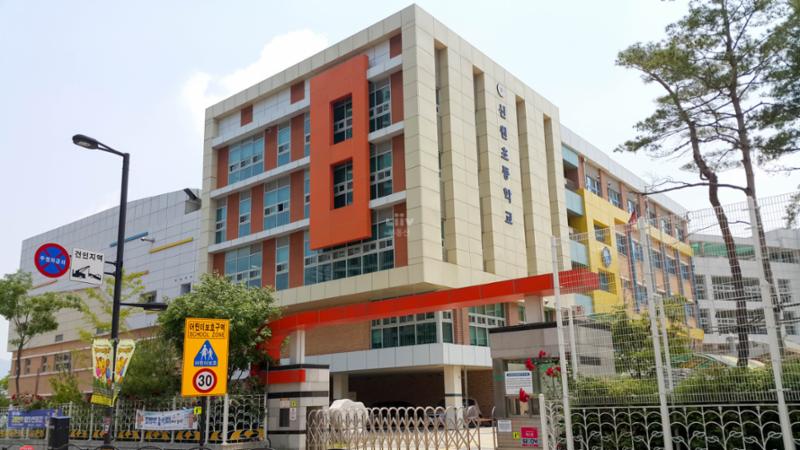 신원마을1단지우남퍼스트빌 단지 주변으로 배정학교인 신원초등학교가 있습니다