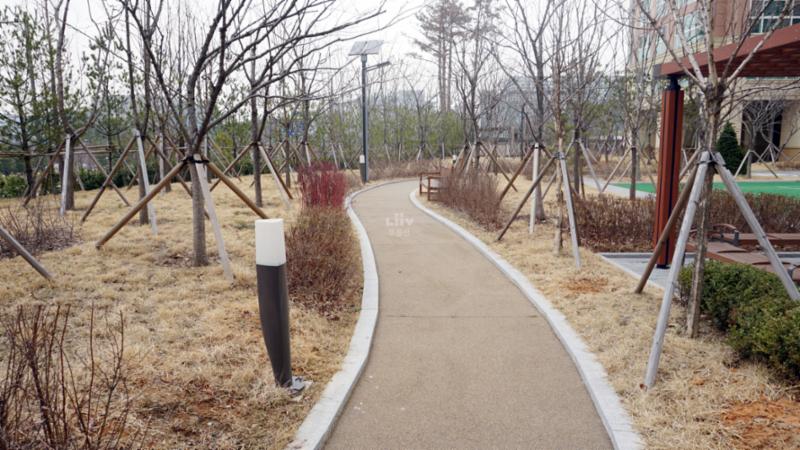 단지 내에 조경과 예술 작품이 조화를 이뤄 아름답게 꾸며져 있으며, 중간중간 쉼터도 마련되어있어 편리하게 이용할 수 있어요
