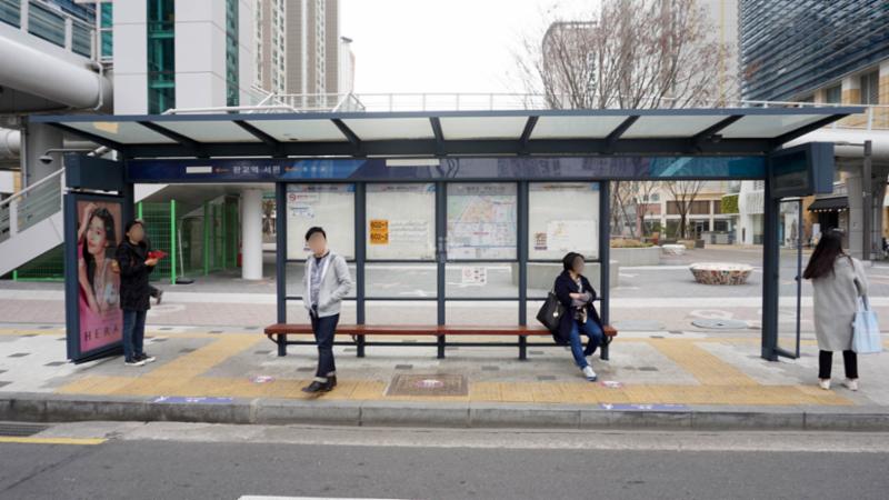 단지 바로 앞에 있는 버스정류장입니다
