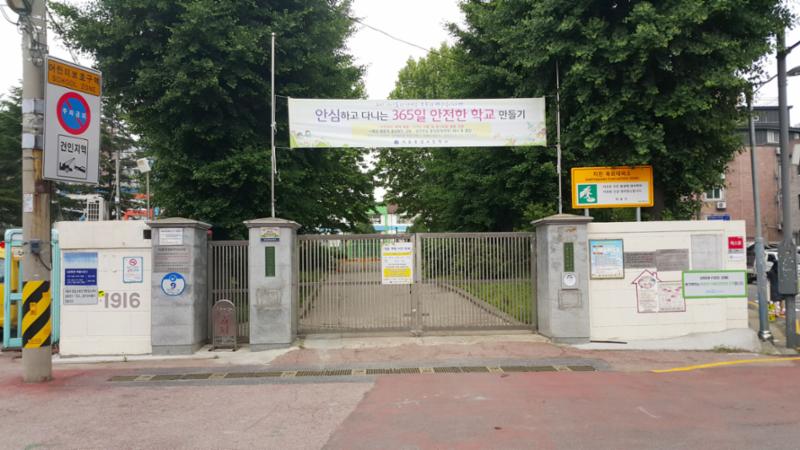 단지 주변으로 배정학교인 용강초등학교가 있습니다