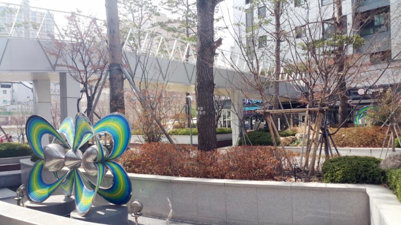 공덕파크자이 단지 내에는 독특한 디자인의 조형물이 조성되어 있어 더욱 쾌적한 주거생활이 가능해요