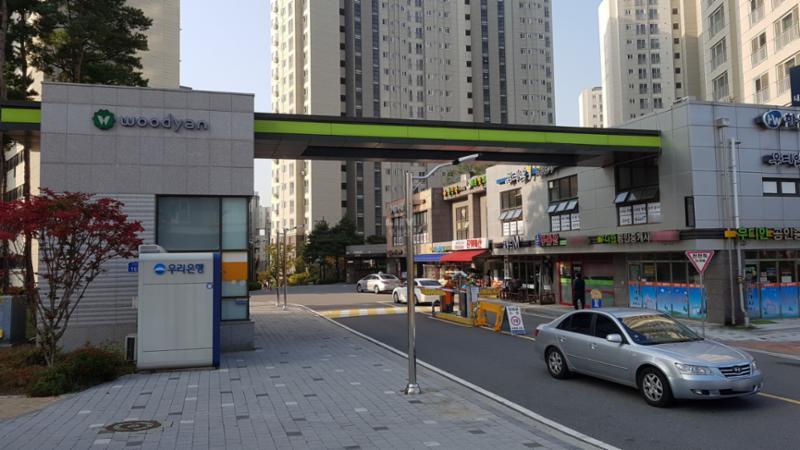 고급스러운 대리석 단지 문주가 설치된 신내우디안2단지 정문이에요