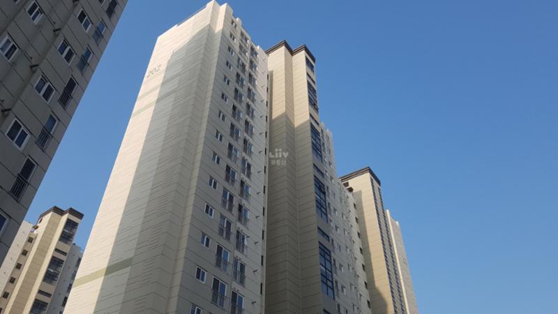 2013년에 입주한 단지로, 단지 외관이 깨끗하게 관리되고 있는 모습이에요