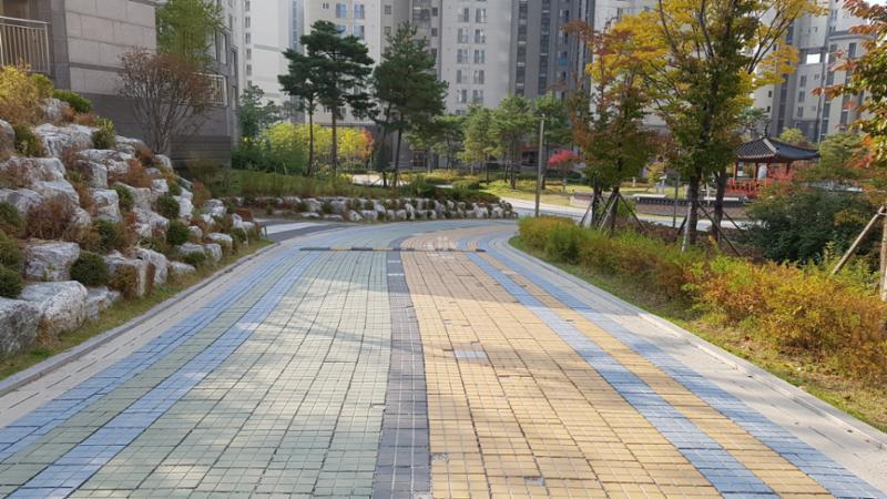 단지 내에 조성되어 있는 평지의 보행로에요