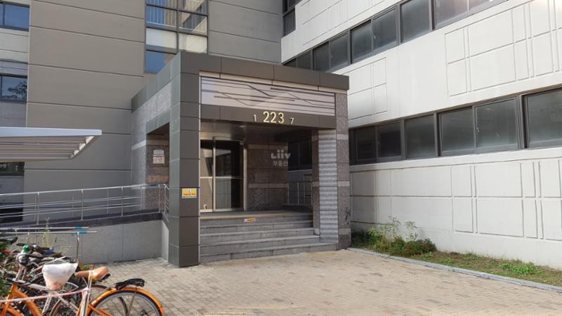고급스러운 디자인의 공용현관 입구예요
