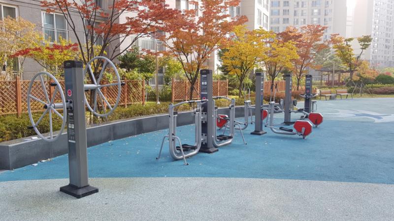 단지 밖으로 나가지 않고도 여유롭게 간단한 운동과 스트레칭을 즐길 수 있는 운동시설이 단지 내에 마련되어 있어요