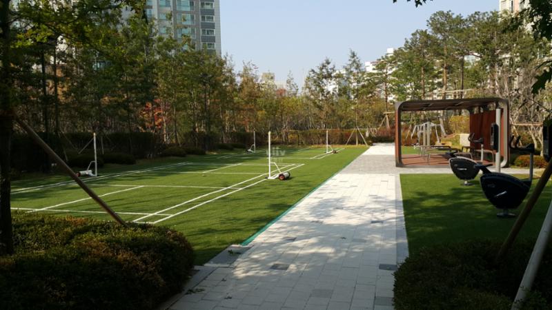 라인이 그려진 단지 내 운동공간이에요