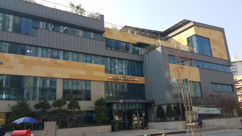 단지 주변에 위치한 가좌보건지소입니다