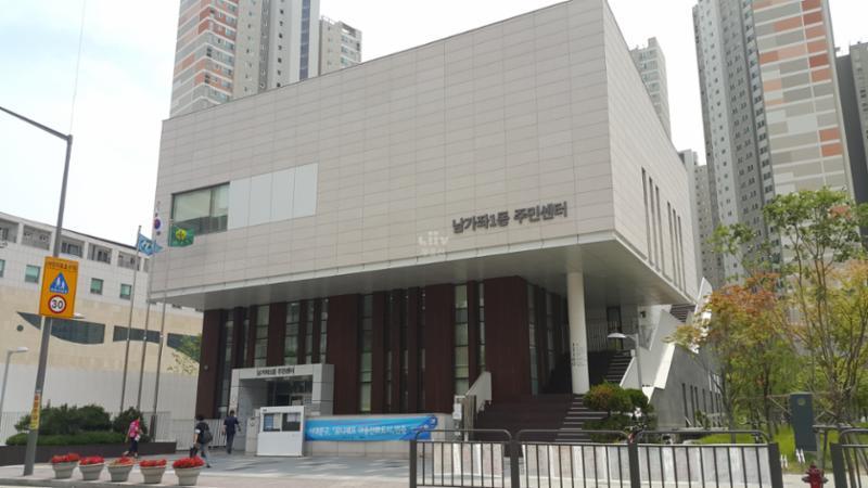단지 주변으로 주민센터가 가까이에 위치해 있어 멀리 나가지 않고도 동사무소에서의 다양한 업무를 쉽게 이용할 수 있습니다