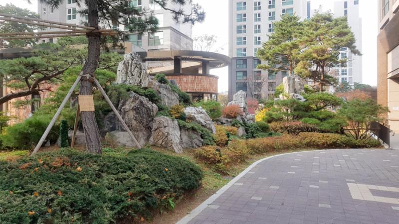 단지 곳곳에 잘 관리된 화단과 다양한 조형물이 갖춰져 있어 보는 재미가 있는 단지전경이에요