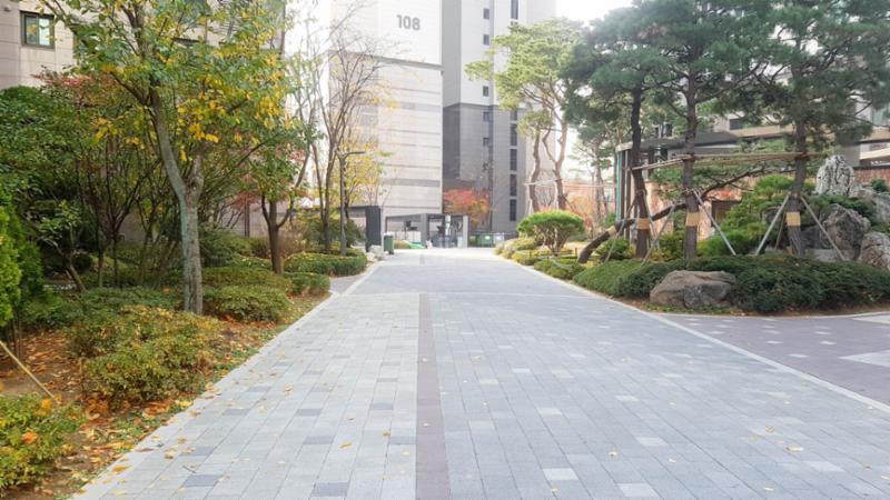 래미안웰스트림 내에 조성되어 있는 보행로에요