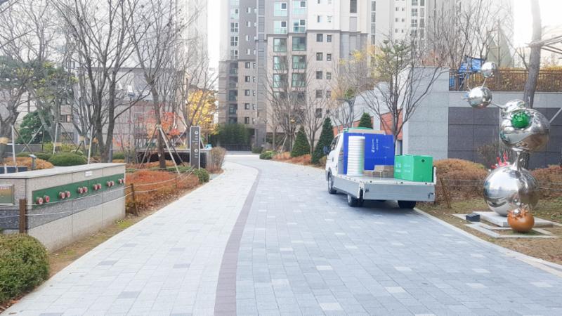 단지 내에 다양한 종류의 나무들이 조성되어 있어 쾌적한 주거환경을 선사하며 단지 내에서 계절의 변화도 느낄 수 있어요