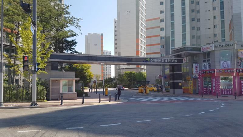 경비초소와 차량 출입차단기가 설치되어 있어 보안이 우수한 단지정문이에요