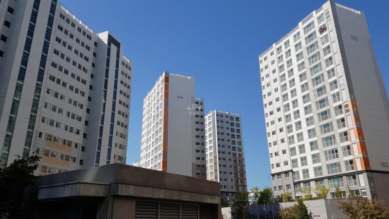 동 간 거리가 넓어 입주민들의 프라이버시를 보호할 수 있는 LH수원센트럴타운1단지 전경이에요