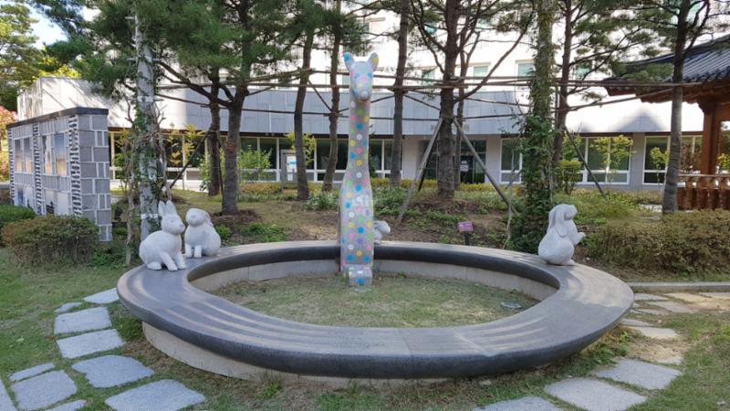 주민들의 쉼터 공간으로도 활용가능한 단지 내 조형물이에요