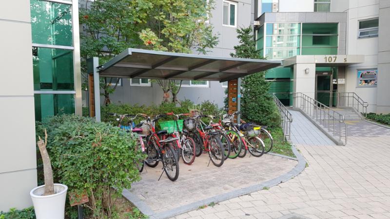 공동현관 옆으로 자전거를 주차할 수 있도록 공간이 마련되어 있으며, 단지 곳곳에도 자전거 보관소를 제공하여 입주민의 자전거를 안전하게 보관 할 수 있도록 하였어요