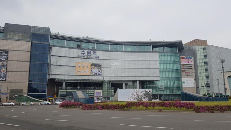단지 인근에 위치한 수원역입니다