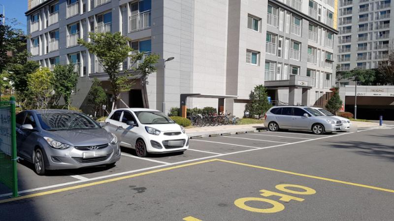 총 954대를 주차할 수 있는 넉넉한 지상 주차공간이 마련되어 있어요