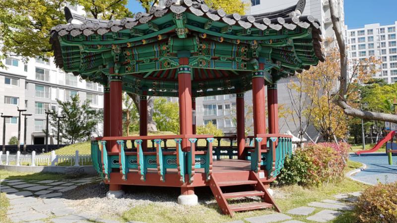 전통적인 분위기가 물씬 풍기는 단지 내 쉼터에요