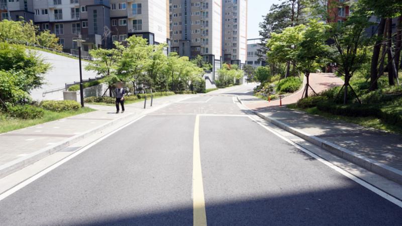 단지 내부를 가로지르는 통행로에요