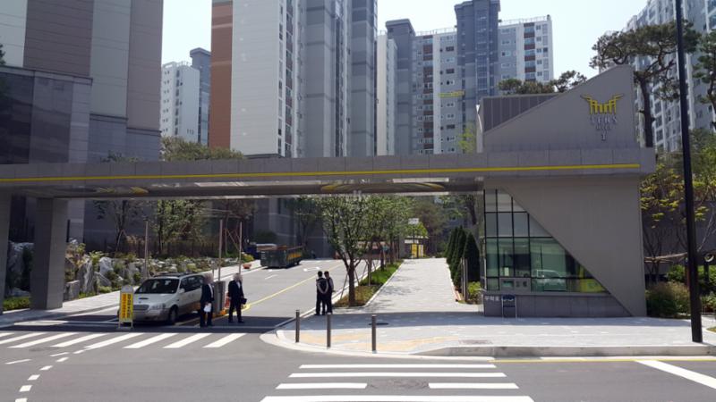 멋스러운 문주가 돋보이는 단지정문이에요