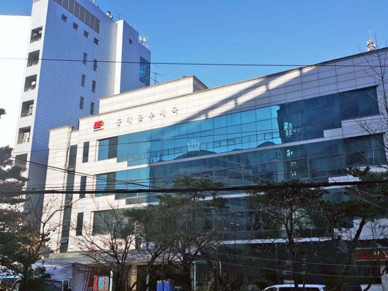 단지 인근에 위치한 우체국입니다