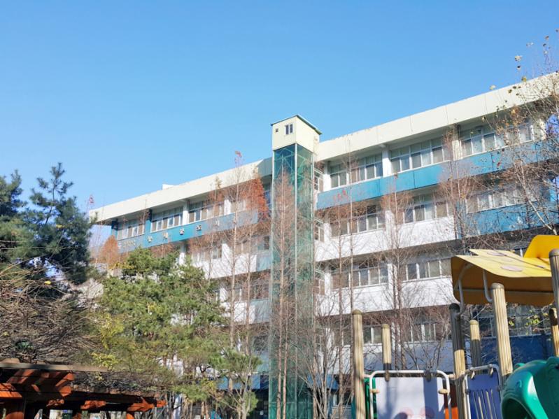 단지 주변에 있는 구립 동대문도서관입니다