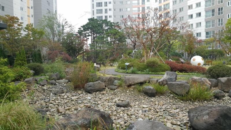 멋스러운 조경시설과 조화롭게 꾸며진 주민쉼터 공간이에요