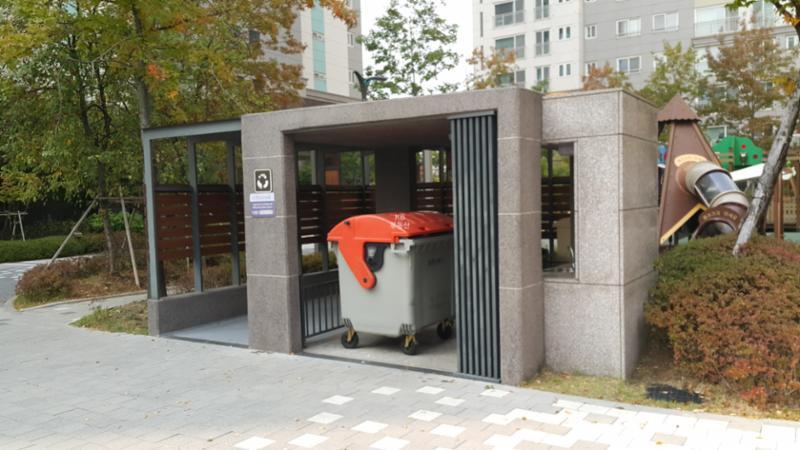 래미안부천중동 단지 내 분리수거함이에요