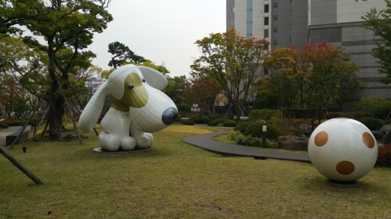 멋스러운 조경시설과 조화롭게 꾸며진 주민쉼터 공간이에요