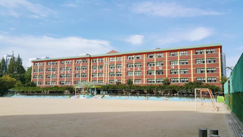 단지 주변으로 배정학교인 중흥초등학교가 있습니다