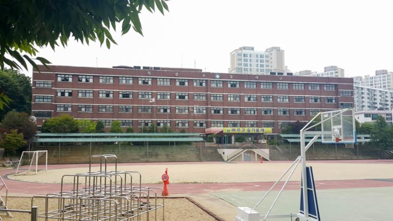 LH퍼스트리움 아파트 단지 주변에 위치한 목감초등학교입니다