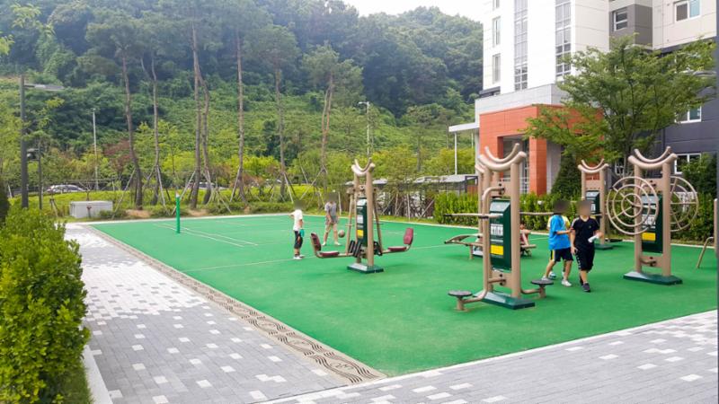 인조잔디가 깔려 있는 주민체육시설이고요