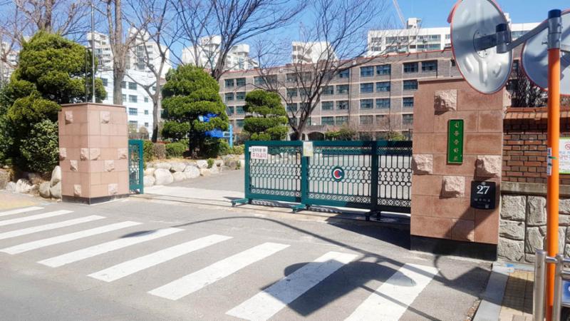 단지 인근에 위치한 신동중학교입니다