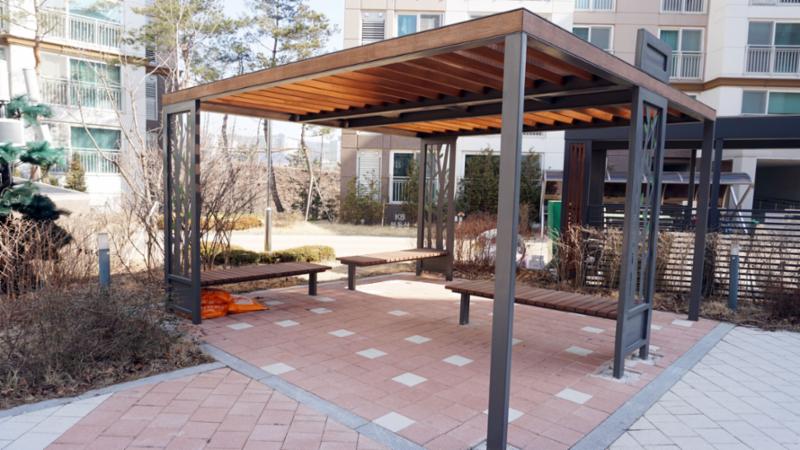 단지 내에 설치되어 있는 쉼터에요