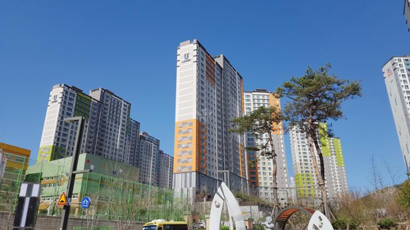특유의 색채와 디자인이 묻어 있는 단지 외형이에요