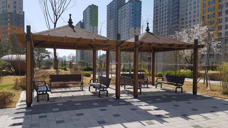 벤치에 앉아 편안하게 휴식을 취할 수 있는 휴식공간이에요