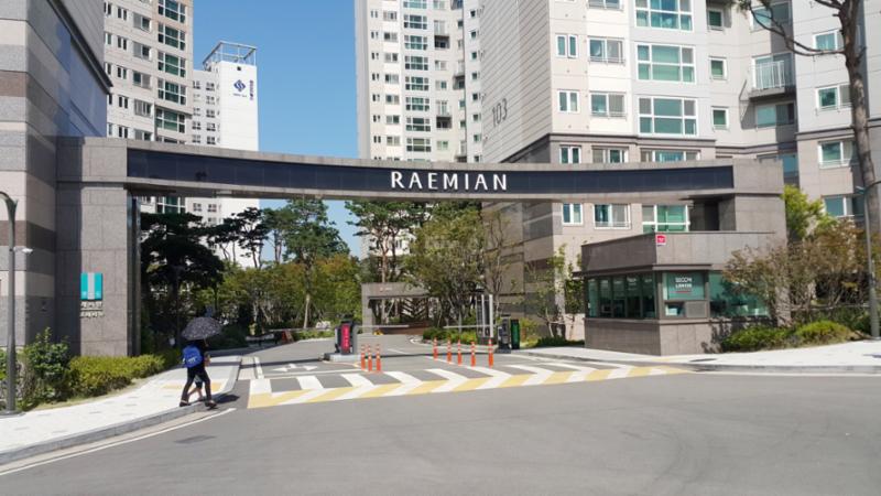 래미안프레비뉴 아파트 단지 정문이에요