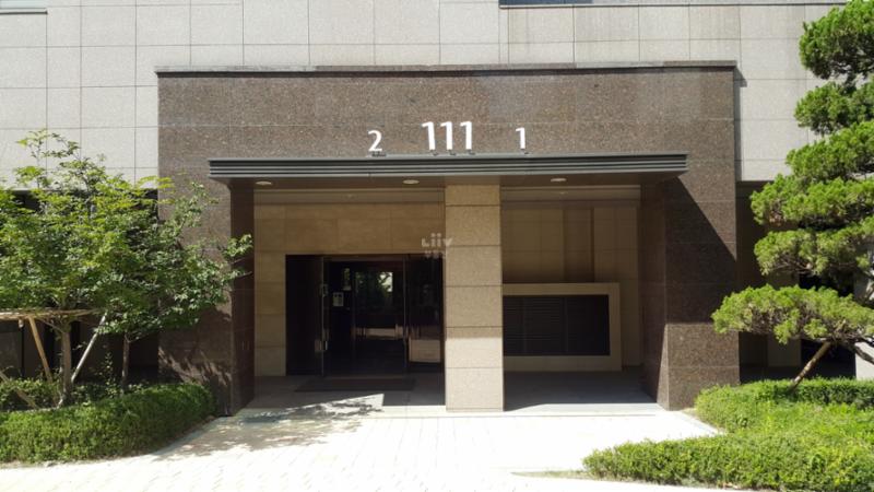 래미안프레비뉴 아파트 111동 1층 공동현관이에요