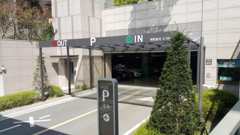 단지 내 주차장 출입구에요