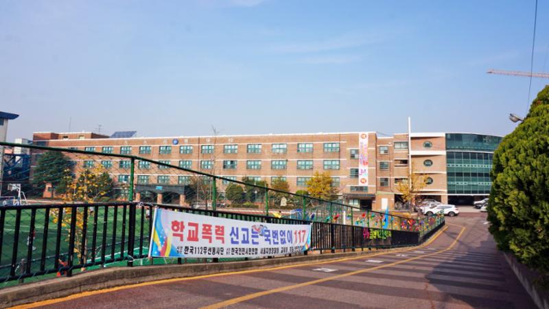 단지와 인접한 곳에 교육시설이 위치하고 있어 대중교통을 이용하지 않고도 편안하게 통학이 가능한 거리로 학생들은 편리하게 다닐수 있어서 좋습니다