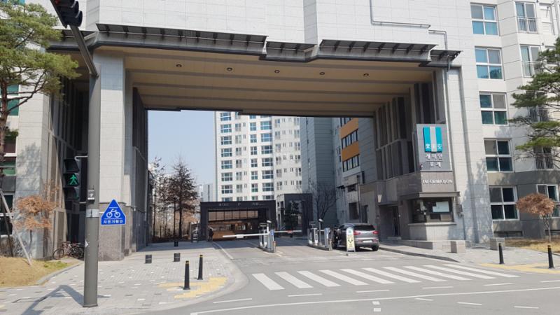 지하 주차장으로 바로 들어갈 수 있는 단지정문이에요