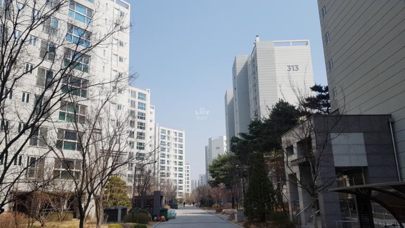 고급스러운 디자인과 차별화된 분위기로 단지의 품격을 한층 더 높이는 아파트 단지전경 모습이에요