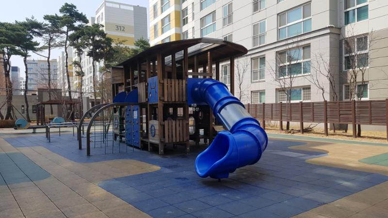 밝은 분위기로 꾸며진 단지 내 놀이터이에요